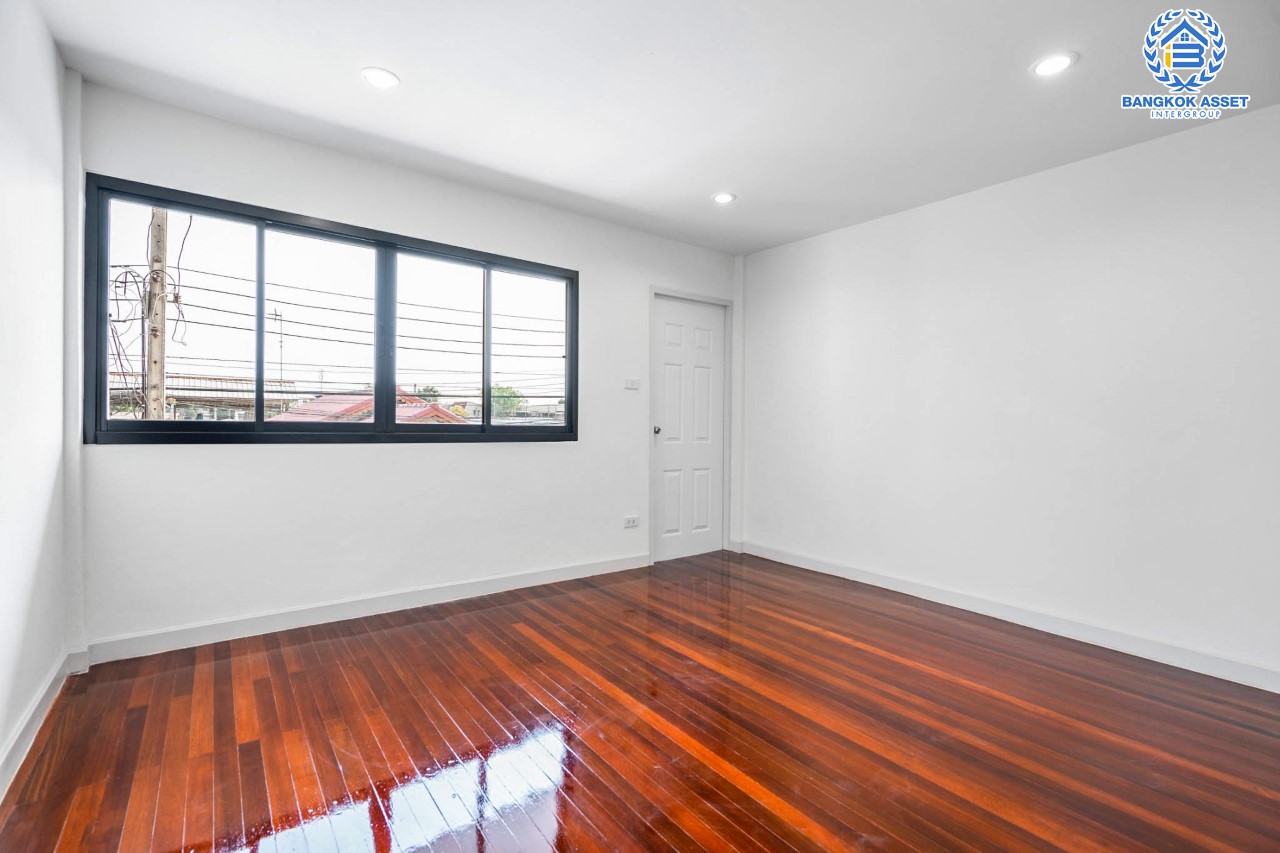 บ้านมือสองตกแต่งใหม่ ม.ทรายทองนิเวศน์ ติวานนท์45 ทาวน์เฮ้าส์พร้อมอยู่ ราคาสุดคุ้ม! เนื้อที่ 16 ตร.ว. ฟังก์ชัน 2 ห้องนอน 1 ห้องน้ำ 1 ที่จอดรถ บนทำเลเชื่อมต่อเมือง ใกล้ห้าแยกปากเกร็ด, เซ็นทรัลแจ้งวัฒนะ, เซ็นทรัลรัตนาธิเบศร์, และรถไฟฟ้าสายสีชมพู "สถานีสามัคคี"